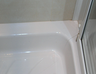Quand le bac à douche se fissure Sinistre à la loupe Equipements